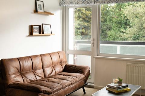 2 bedroom flat for sale, West Drive, London, SW16