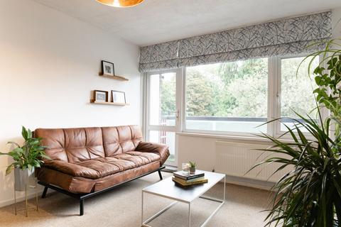 2 bedroom flat for sale, West Drive, London, SW16