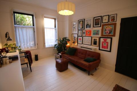 1 bedroom flat for sale, Hailsham Avenue, London, SW2