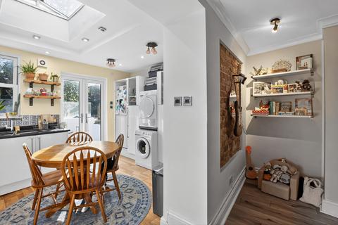 2 bedroom flat for sale, Penge Road, London, SE20