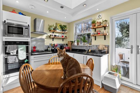 2 bedroom flat for sale, Penge Road, London, SE20