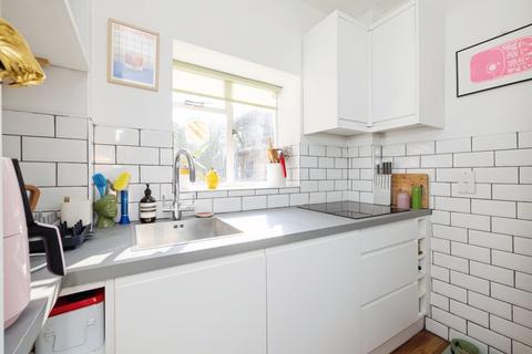 1 bedroom flat for sale, Nightingale Lane, London, SW12