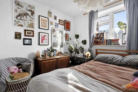 3 bedroom flat for sale, Wickham Road, London, SE4