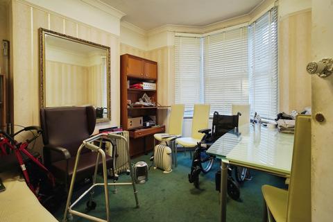 2 bedroom end of terrace house for sale, Dundee Road, London, SE25