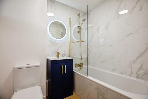 1 bedroom flat for sale, Larch Close, London, SW12