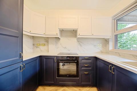 1 bedroom flat for sale, Larch Close, London, SW12