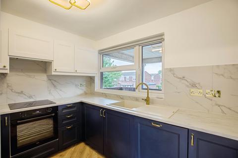 1 bedroom flat for sale, Larch Close, London, SW12