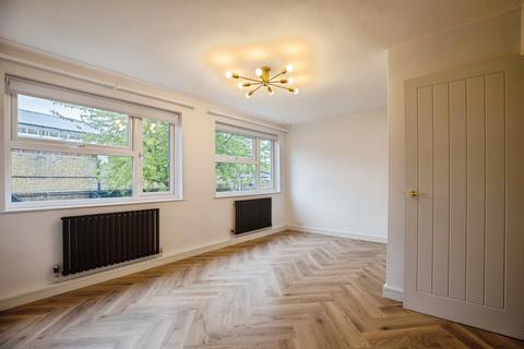 1 bedroom flat for sale, Larch Close, London, SW12