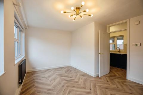 1 bedroom flat for sale, Larch Close, London, SW12