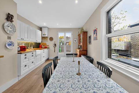 2 bedroom flat for sale, Silverthorne Road, London, SW8