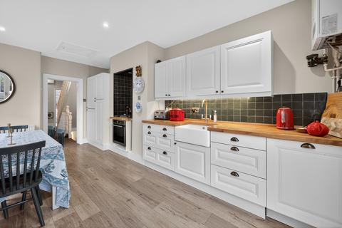 2 bedroom flat for sale, Silverthorne Road, London, SW8