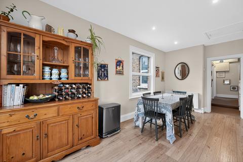 2 bedroom flat for sale, Silverthorne Road, London, SW8