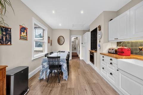 2 bedroom flat for sale, Silverthorne Road, London, SW8