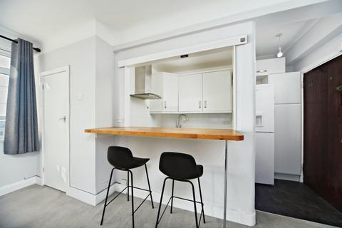 1 bedroom flat for sale, Balham High Road, London, SW17