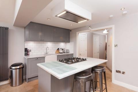 3 bedroom townhouse for sale, Bevin Square, London, SW17