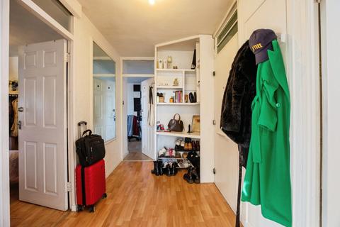 2 bedroom flat for sale, Winstanley Estate, London, SW11