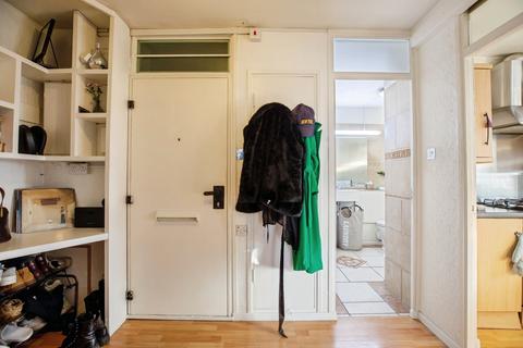2 bedroom flat for sale, Winstanley Estate, London, SW11