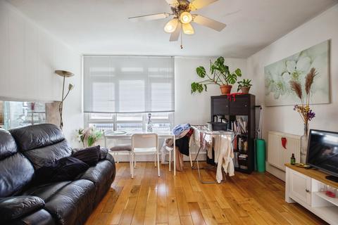 2 bedroom flat for sale, Winstanley Estate, London, SW11