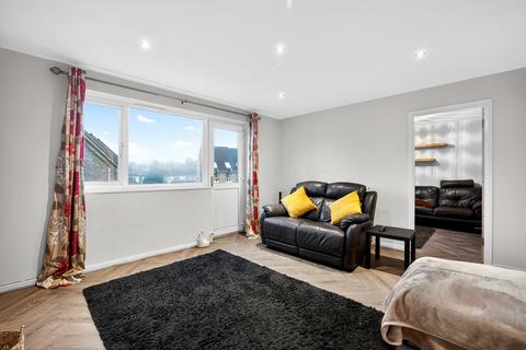 3 bedroom flat for sale, Heathfield Square, London, SW18