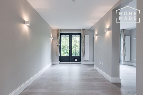 Flat to rent, 97 Russell Road, N13