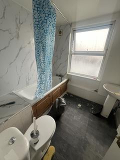 4 bedroom flat to rent, High Road Leytonstone, London E11