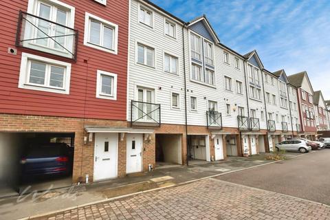 4 bedroom terraced house to rent, Crabapple Road Tonbridge TN9