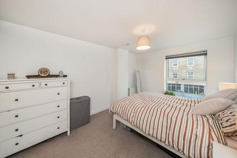 2 bedroom flat to rent, Trevelyan Road, London SW17