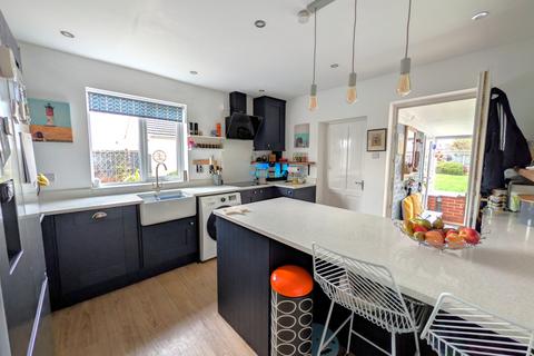 2 bedroom bungalow for sale, Landseer Avenue, Chapel St. Leonards, PE24