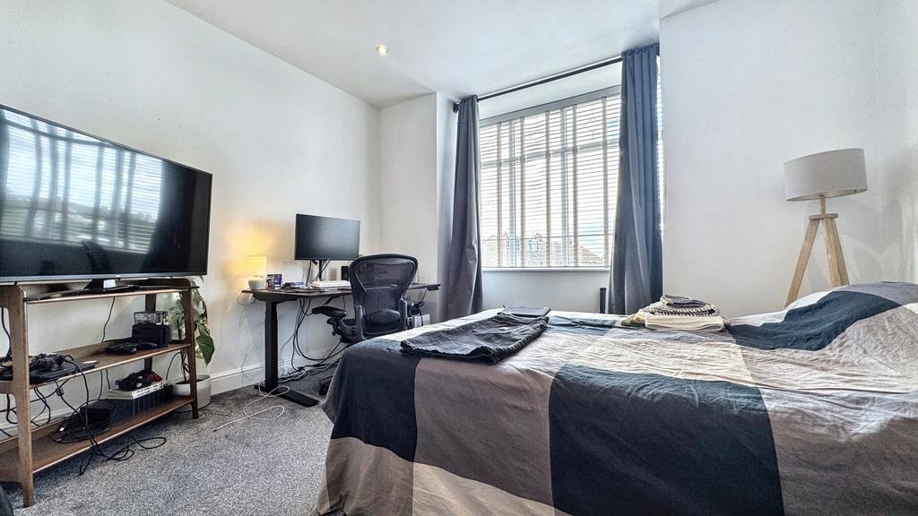 Bright, well-presented double bedroom with a la...