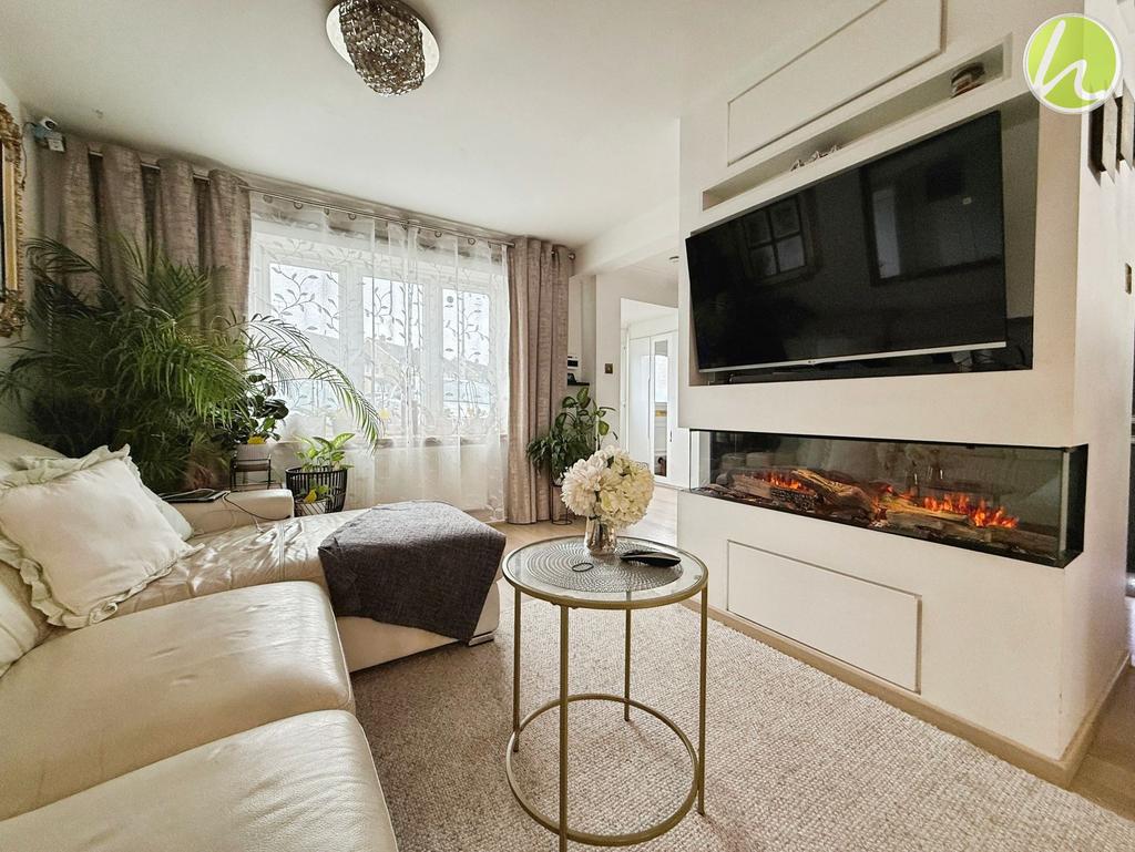 Living Room/ Dining Area
