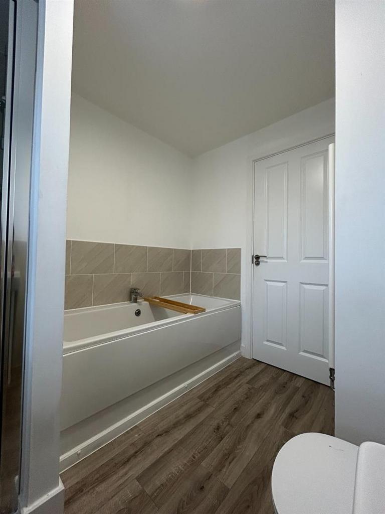 14 - Bathroom.jpeg