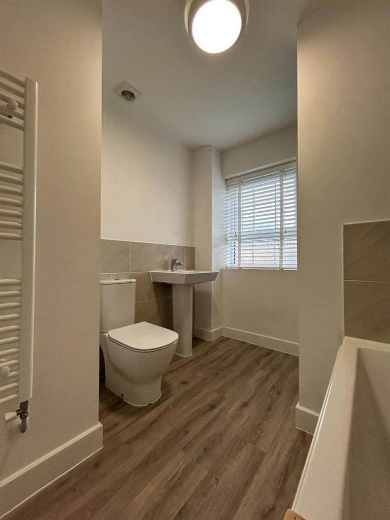 15 - Bathroom.jpeg