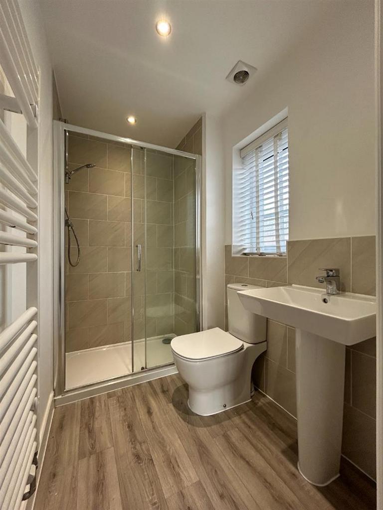 20 - En Suite.jpeg
