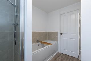 15 - Bathroom - 5 White Iris Place-3.jpg