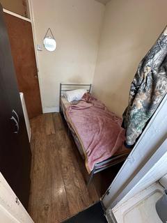 1 bedroom in a house share to rent, Kenwood Road, London N9