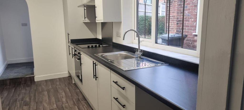 Kitchen (002).jpg