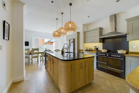 5 bedroom detached house to rent, Netherne Lane, Coulsdon CR5