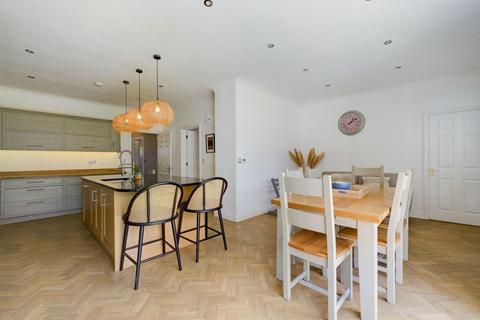 5 bedroom detached house to rent, Netherne Lane, Coulsdon CR5