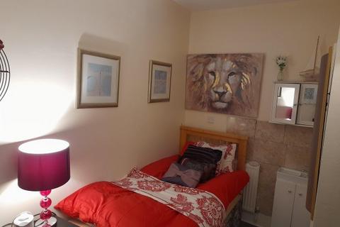 Studio to rent, Princes Road