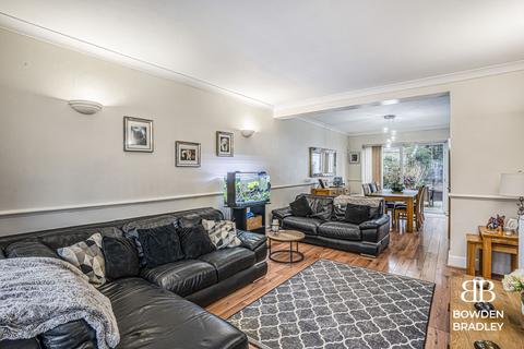 3 bedroom semi-detached house for sale, Earlswood Gardens, Clayhall, IG5