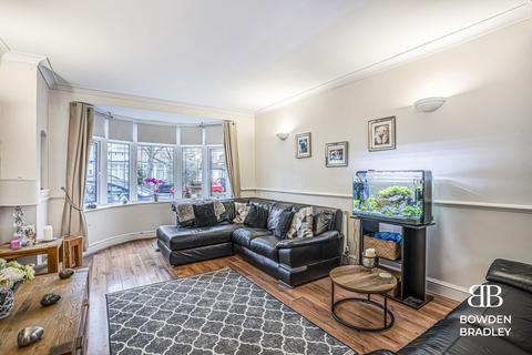 3 bedroom semi-detached house for sale, Earlswood Gardens, Clayhall, IG5