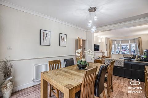 3 bedroom semi-detached house for sale, Earlswood Gardens, Clayhall, IG5