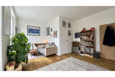 2 bedroom flat for sale, Foxley Road, London, SW9