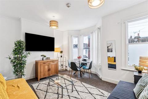 3 bedroom flat to rent, Biscay Road, London W6