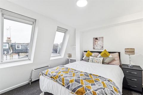 3 bedroom flat to rent, Biscay Road, London W6