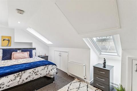 3 bedroom flat to rent, Biscay Road, London W6