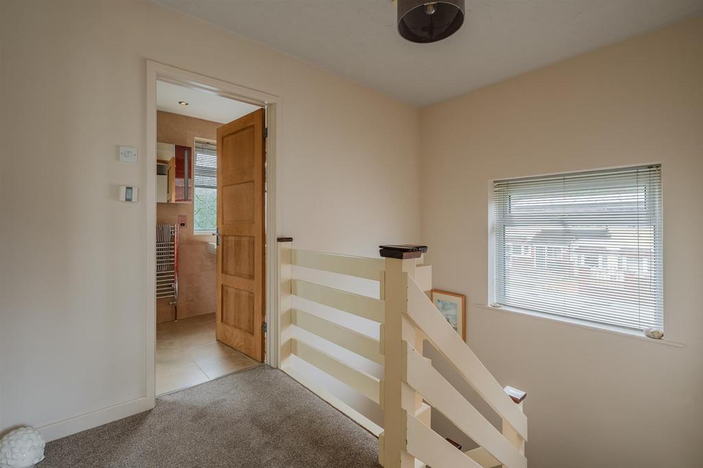 15a Warwick Close-17.jpg