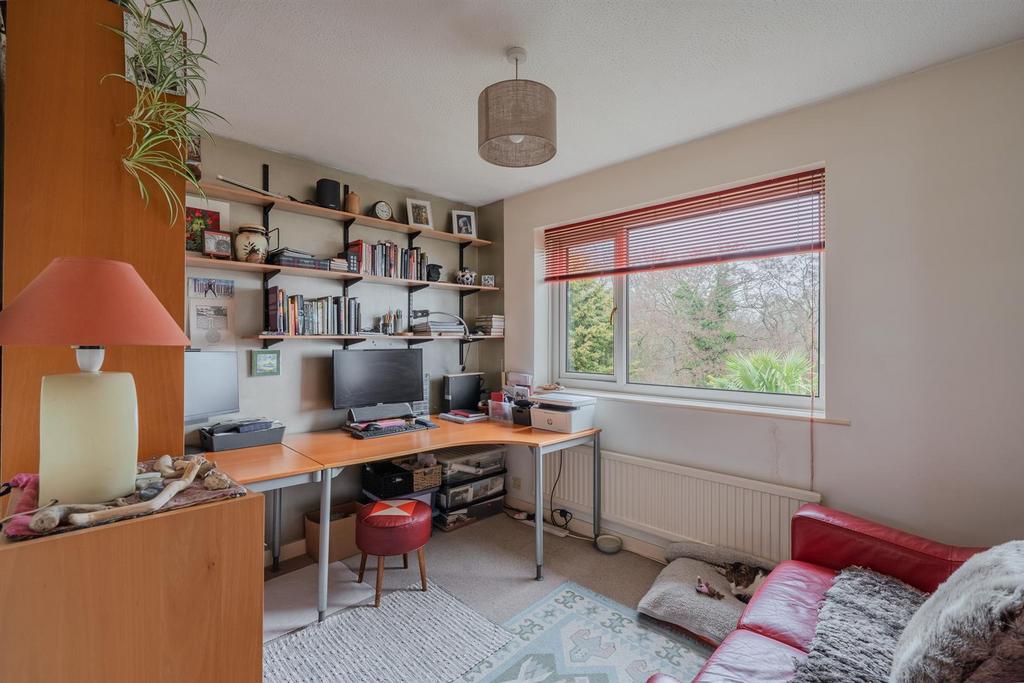 15a Warwick Close-13.jpg