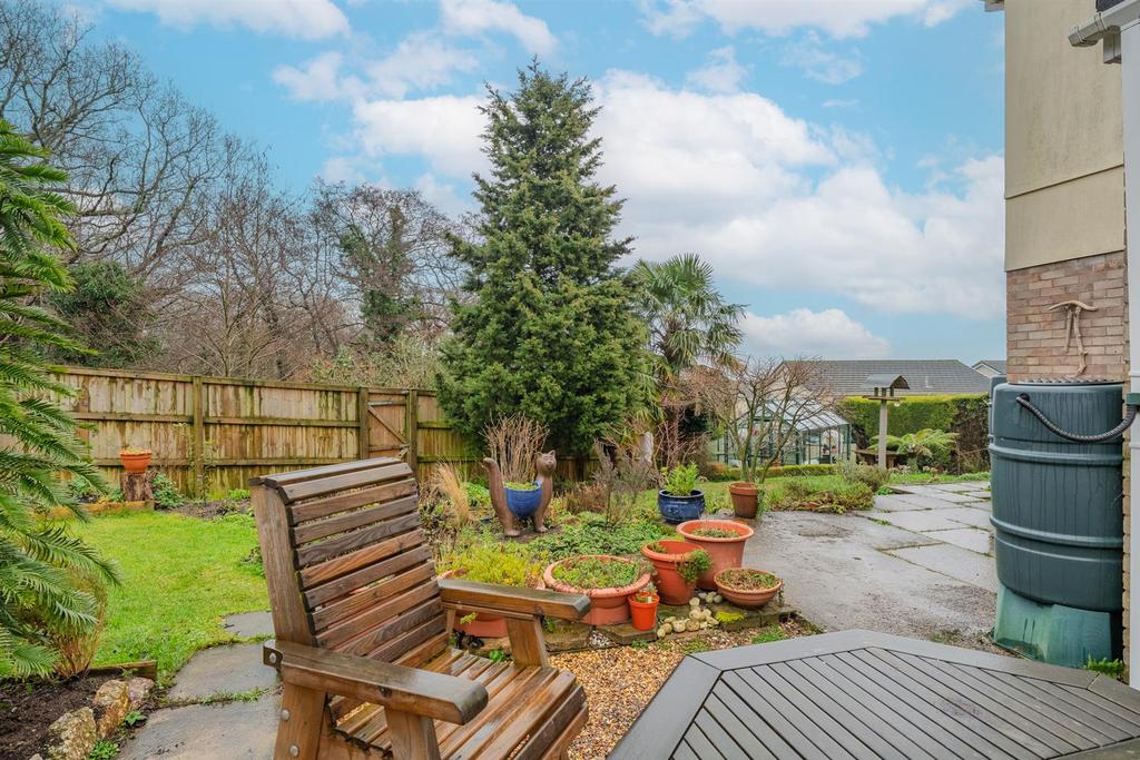 15a Warwick Close-6.jpg