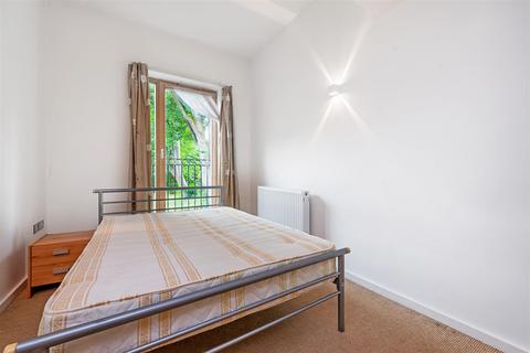 3 bedroom flat to rent, St. John's Way, London